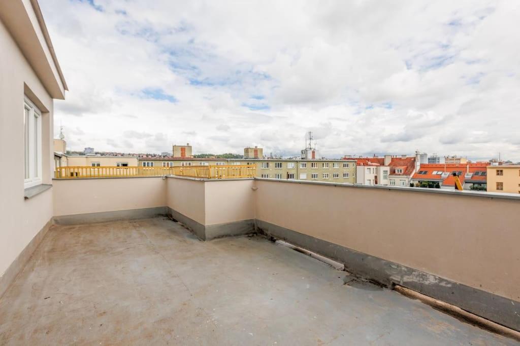 1 Bedroom Apartment With Terrace And Free Parking Near Metro Praga Zewnętrze zdjęcie