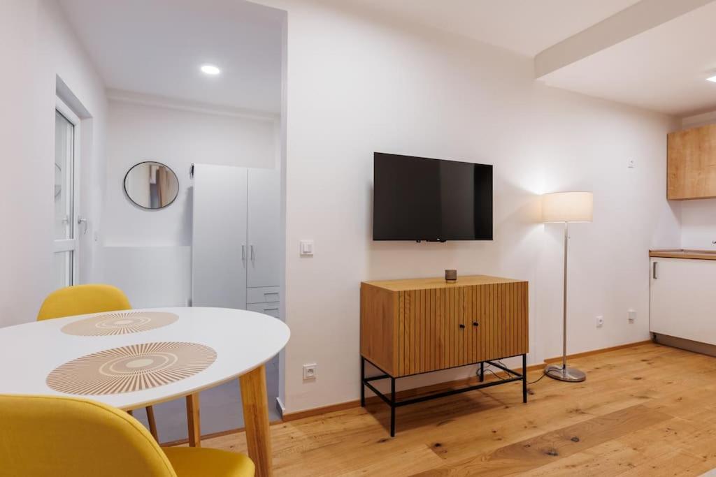 1 Bedroom Apartment With Terrace And Free Parking Near Metro Praga Zewnętrze zdjęcie