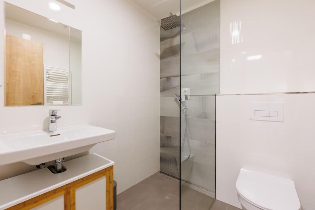 1 Bedroom Apartment With Terrace And Free Parking Near Metro Praga Zewnętrze zdjęcie