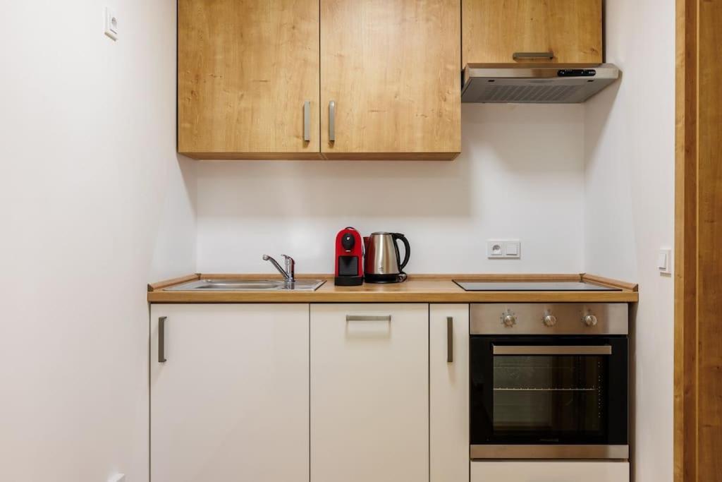 1 Bedroom Apartment With Terrace And Free Parking Near Metro Praga Zewnętrze zdjęcie