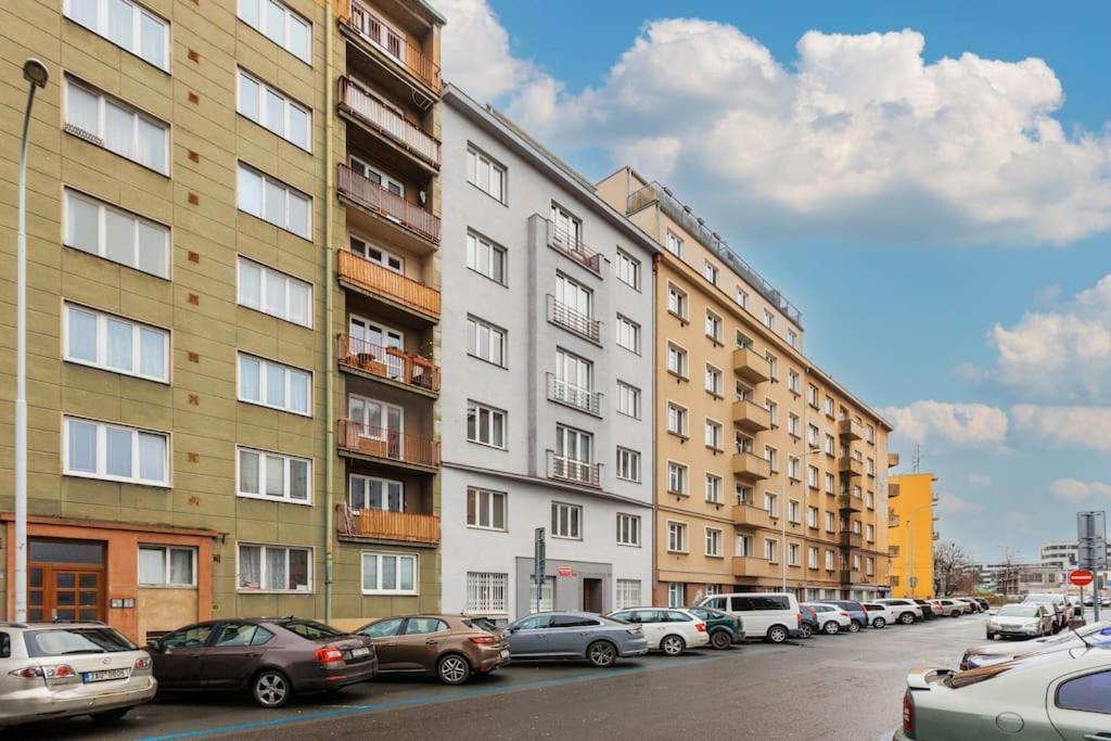 1 Bedroom Apartment With Terrace And Free Parking Near Metro Praga Zewnętrze zdjęcie